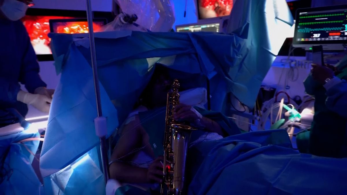 Pacient v Itálii hrál během operace mozku na saxofon